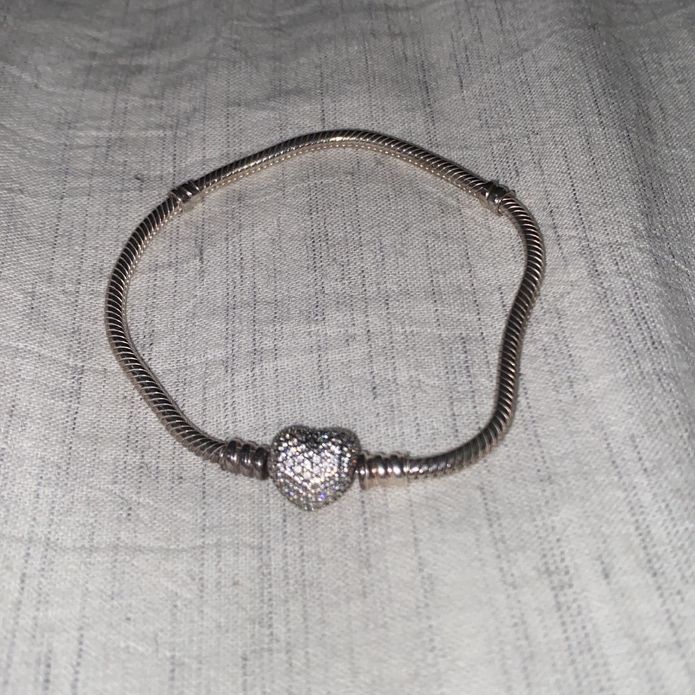 PANDORA MOMENTS SPARKLING PAVÉ HEART CLASP BRACELET. 7.5 inches (AVERAGE)